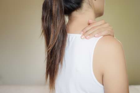 nekpijn door stress verlichten door massage schouders